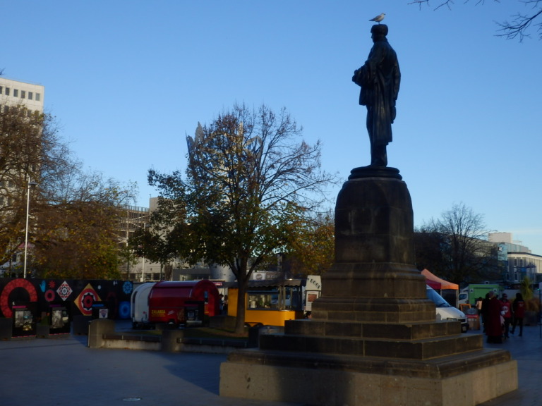カテドラルスクエアと銅像